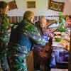 Polițiștii de frontieră suceveni într-o altfel de misiune. Coșuri cu bunătăți pentru Paște oferite unor familii din Sadău și Ulma (foto)