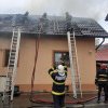 Prăpăd făcut de flăcări în două gospodării din Volovăț. În incendiu au fost distruse o mulțime de bunuri, un autoturism, au murit două bovine iar o minoră de 15 ani a avut nevoie de îngrijiri medicale (FOTO)