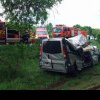 Accident grav în Gorj. Un microbuz a intrat într-un copac. Cinci persoane au fost rănite