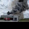 Incendiu puternic la hala unui producător de tâmplărie PVC. Autoritățile au emis mesaj Ro-Alert