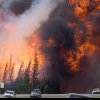 Un incendiu uriaș de vegetație amenință un oraș canadian unde se produc nisipuri bituminoase. Mii de oameni au fugit din fața flăcărilor