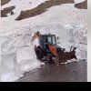 Zăpada de pe Transfăgărășan, mai mare decât echipamentele cu care intervin drumarii! Cât măsoară stratul de zăpadă