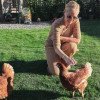 Andreea Bănică și-a cumpărat două găini pe care le ține în curtea vilei sale: „Le-am mângâiat fără să mă sperii de ele”. Cum a reacționat fiul ei