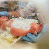 Bebeluș născut prematur, abandonat de medici într-un sac. A murit după 16 ore. Reproșul aruncat asistentei: „Nu-ţi dai seama că, sacul lăsat deschis, copilul se oxigenează şi trăieşte?!”