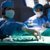 Chirurgul care a uitat o compresă în corpul unei paciente pe care o operase în București, iar aceasta a murit, plasat în arest la domiciliu