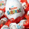 Copiii sunt manipulați de ambalajele „lipsite de etică” ale alimentelor nesănătoase pentru a le face poftă de dulciuri, susţine un raport britanic