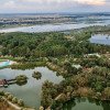 „Delta Dunării” de pe Siret. Satul de vacanță de 82 de hectare, cu zoo, pescuit sportiv și kilometri de canale unde te poți plimba cu barca