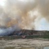 Groapa de gunoi din Galați încă arde. Pompierii estimează „cel puţin alte 12 ore de lucru pentru stingerea acestui incendiu major”