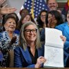 Guvernatoarea statului american Arizona abrogă o lege din 1864 care interzicea avorturile. „Sunt mândră să semnez acest text”