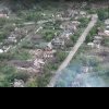 Imagini surprinse cu drona arată un sat ucrainean în ruine în timp ce localnicii fug din calea rușilor VIDEO