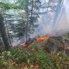 Incendiu în Munţii Rodnei. Ard aproape şase hectare de pădure şi teren, pompierii intervin pentru lichidarea flăcărilor