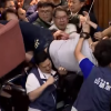 Motivul pentru care deputații din Taiwan s-au luat la bătaie în parlament | VIDEO
