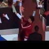 Novak Djokovic a fost lovit în cap cu un recipient metalic, în timp ce semna autografe, după victoria din turul II de la Roma. VIDEO