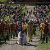 Numeroase grupuri de pelerini catolici se îndreaptă spre Șumuleu Ciuc, la procesiunea de Rusalii. 300.000 de persoane, așteptate la eveniment
