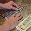 O femeie a câștigat de două ori în zece săptămâni un premiu de 1 milion de dolari la o loterie din Statele Unite