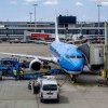 O persoană a murit după ce a fost aspirată de motorul pornit al unui avion pe aeroportul din Amsterdam