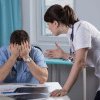 O treime dintre doctori suferă de burnout, iar peste 50% vor să plece în străinătate, spune șeful Colegiului Medicilor