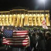 Protestatarii împotriva legii mass-media „de sorginte rusească” au manifestat în noaptea de Paște, aprinzând lumânări și ciocnind ouă în fața parlamentului din Tbilisi