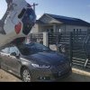 Un Opel a lovit un BMW, a zburat de pe șosea și-a aterizat pe capota unui Ford parcat în fața porții, la Rădulești, în Vrancea. VIDEO