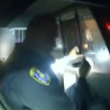 Un polițist american a demisionat, după ce s-a blocat în mașină cu femeia pe care o arestase și avut nevoie de un coleg ca să-i elibereze | VIDEO