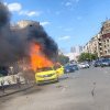 Un taxi a luat foc la Gara de Nord din București. ISU: Mașina a ars generalizat. VIDEO