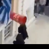Viceprimarul din Corfu a băgat în spital o tânără, căreia i-a aruncat, din greșeală, în cap o oală uriașă de ceramică | VIDEO