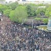 Zeci de mii de iranieni participă la funeraliile președintelui iranian Ebrahim Raisi, la Tabriz. VIDEO