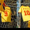 Tricourile purtate de jucătorii celor două echipe de fotbal la meciul de adio al Generaţiei de Aur, scoase la licitaţie