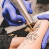 Ordin de ministru: Saloanele nu au dreptul să tatueze persoane sub 18 ani şi nici să facă piercinguri minorilor, decât în zona urechilor şi cu acordul părinţilor