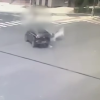 VIDEO Motociclist spulberat de o mașină care nu i-a acordat prioritate, în Deva