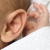 O fetiță, născută surdă, aude pentru prima dată cu ajutorul terapiei genice