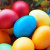 Ouă vopsite de import în supermarket, dar românii preferă să și le facă ei
