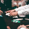 Cum să-ți îmbunătățești abilitățile de bluff la poker