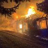 Incendiu de proporţii la o casă din vestul ţării. Pompierii s-au luptat patru ore cu flăcările