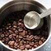 De ce ar trebui să păstrezi un bol cu zaț de cafea în bucătărie