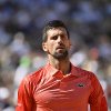 VIDEO Novak Djokovic, lovit în cap cu o sticlă în timp ce dădea autografe la ATP Roma - Reacția sârbului