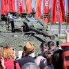 „Băieții noștri au obținut trofee”. Cu sute de mii de morți pe front, Putin face paradă cu tancurile occidentale capturate în Ucraina