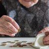 Nu toți pensionarii și-au primit banii înainte de Paște: „Pe mine mă afectează foarte mult”. Reacția Poștei Române