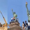 Un indian și-a pus pe casă o replică a Statuii Libertății de peste 5 metri. Momentul în care a fost urcată pe acoperiș a fost filmat