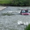 Un șofer a încercat să traverseze cu mașina râul Bistrița, dar a rămas împotmolit în mijlocul apelor