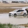 VIDEO Doi polițiști încearcă să-și scoată mașina împotmolită pe plajă. Ce metode au folosit ca să nu-și ude pantofii