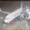 VIDEO Un avion Boeing a fost luat de vânt când pasagerii se pregăteau de îmbarcare
