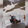 VIDEO Zăpadă de peste 4 metri pe Transfăgărășan. Drumarii intervin în cea mai dificilă zonă, cu risc de avalanșă
