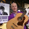 „Fără precedent”. O chitară a lui John Lennon găsită într-un pod după 50 de ani, vândută cu o sumă record la licitaţie
