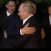 Momentul în care Xi Jinping îl îmbrăţişează pe Vladimir Putin: Ce mesaj trimite China Occidentului prin acest gest rar