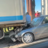 (video) A zburat cu BMW-ul și a intrat sub remorca unui camion: În ce stare e șoferul bolidului