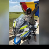 (video) Îmbrăcată în uniformă, senatoarea română Șoșoacă s-a urcat pe motocicleta unui polițist și s-a filmat pentru TikTok. Poliția a reacționat imediat