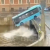 (video) Momentul în care autobuzul cu pasageri ajunge în râu, la Sankt Petersburg: Patru persoane au murit, alte 6 sunt în stare gravă. Şoferul, reţinut
