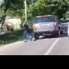 (video) Momentul în care o mașină trece peste linia continuă, în viteză și lovește în plin o femeie de la marginea carosabilului, într-un sat