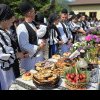 14 perechi de tineri căsătoriți au pregătit bucate alese şi au primit daruri pentru casă, cu ocazia ediției 2024 a obiceiului „Statu’ la vase în lunea Paștelui” de la Șugag